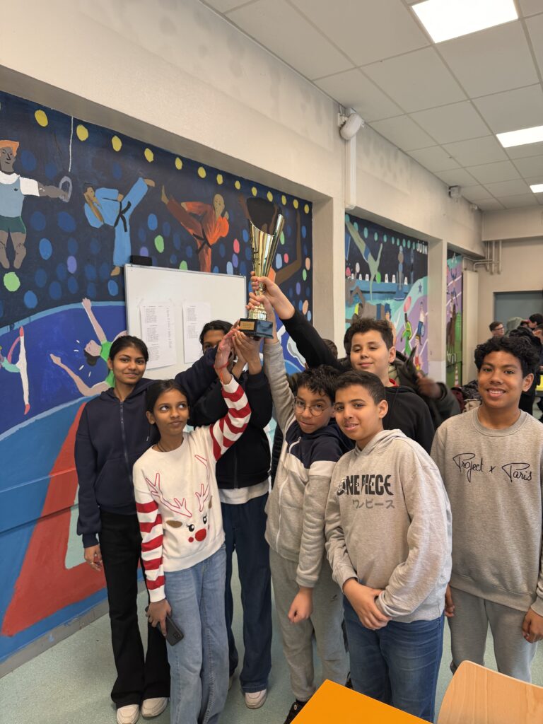 Echec et mat : victoire du club d’échecs du collège au tournoi de district